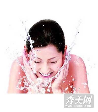 像这样洗脸,让你的皮肤更水嫩。