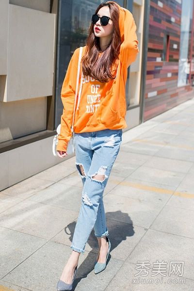 初夏时，人们会穿这样的长袖旧牛仔裤。