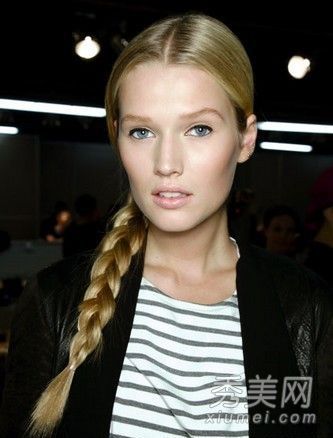 梳着辫子的田园发型将在明年变得更加流行。