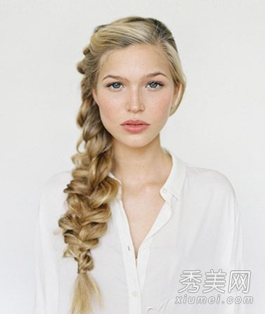 复古风格的凤尾蕨编辫方法诠释大气时尚超级迷人的眼睛