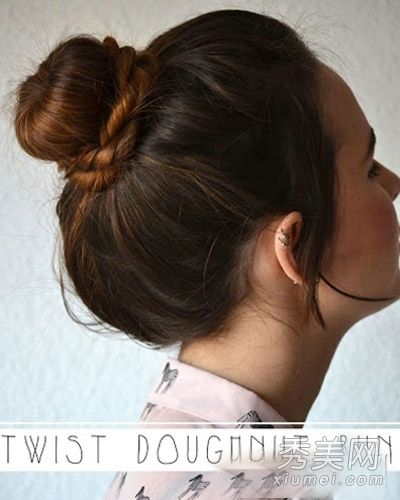 韩式创意肉丸扎头方法简单易学,一分钟内完成。