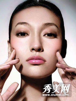 如何解决眼袋下的黑眼圈问题