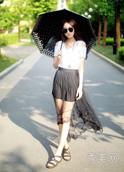 在夏天,穿露肩连衣裙配裙子和裤子是可以的。