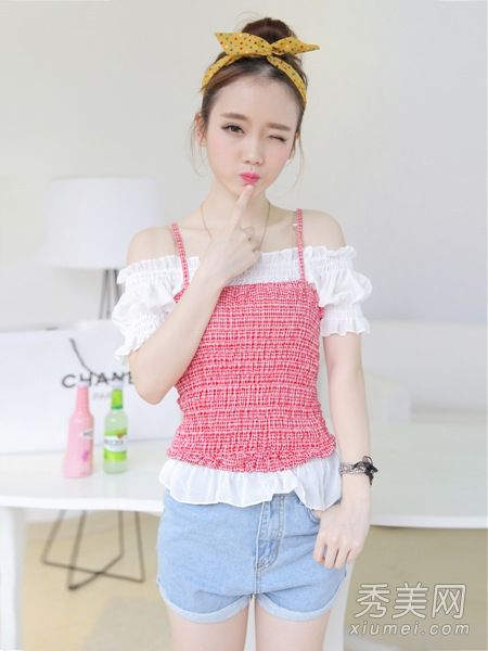 一字领夏装搭配散发露水气味的小肩更清爽。