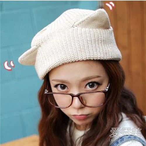 一个女孩怎么能戴一顶针织羊毛帽子作为她冬季甜美造型的首选呢?