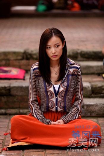 改变造型,等待风吹来,妮妮和范冰冰领着女神走到中间。
