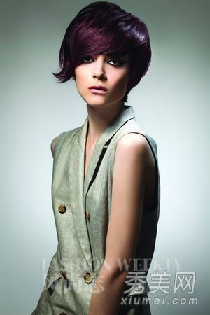 时髦的女孩会巧妙地改变发型。你是万圣节派对上最迷人的。