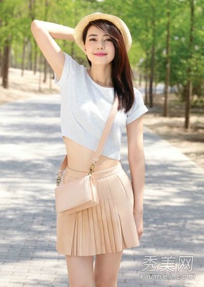 高圆圆夏季搭配t恤+百褶裙甜美