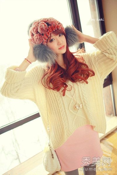 农历新年相亲要穿什么毛衣？甜美的搭配装扮成可爱的女孩。