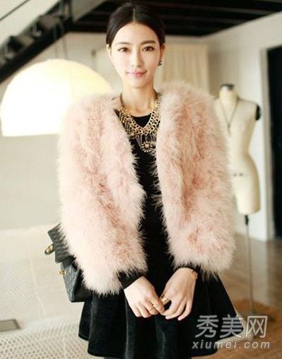如何在年度派对上穿着皮草和礼服