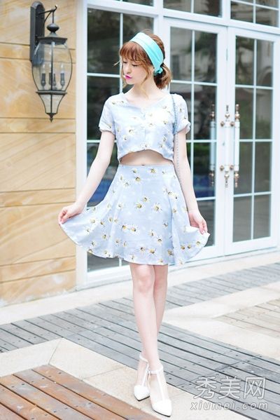 可爱性感的露肚脐上衣，高腰裙，细腰可爱
