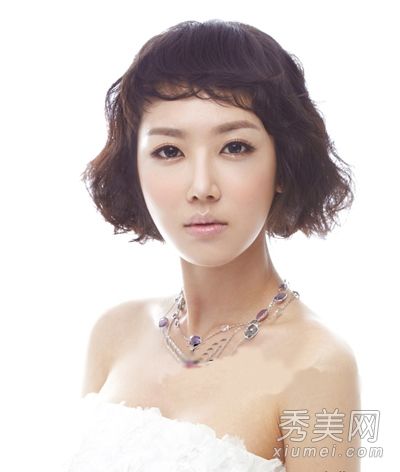 帅气高贵的经典短发新娘发型也可以改变更多