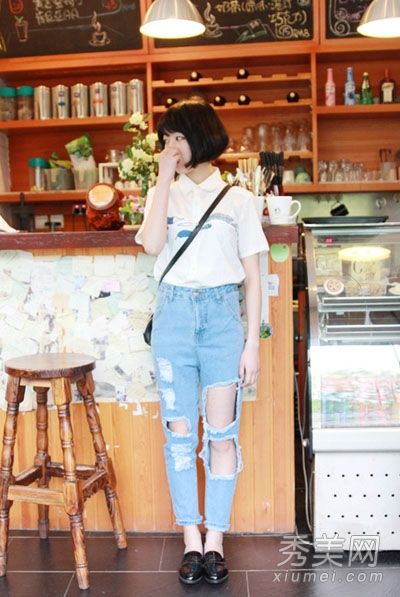 舒适的五一短袖夹克穿孔牛仔裤时尚又酷