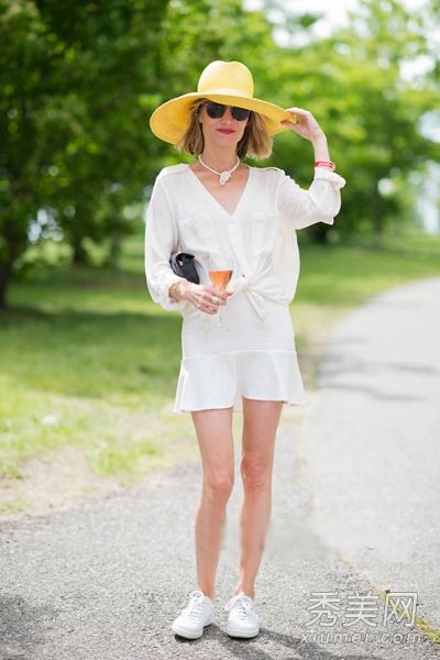 在夏天，打扮成漂亮的纯白色很简单，而且清新时尚。