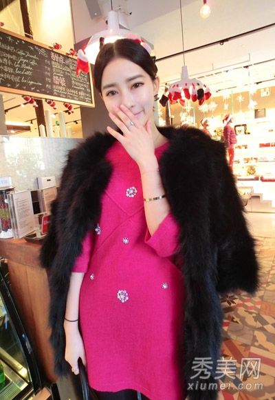 穿上丝袜，为年度派对增色不少