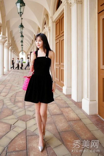 经典的黑色短裙风格的礼服裙各有风格