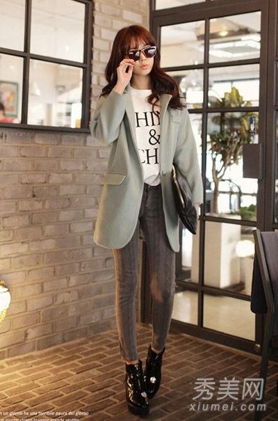 外套和平角短裤非常简单和时髦