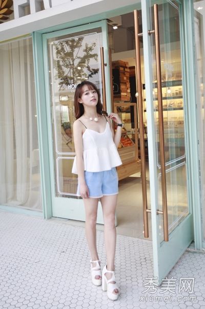 穿着短裤和长腿的吊带裤，美丽的女人既性感又酷。