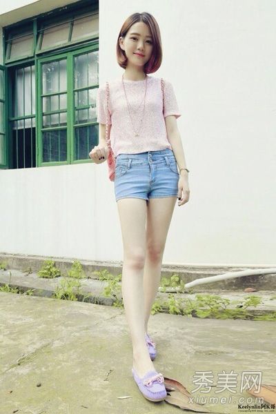 短袖衬衫和牛仔短裤在夏天很容易穿