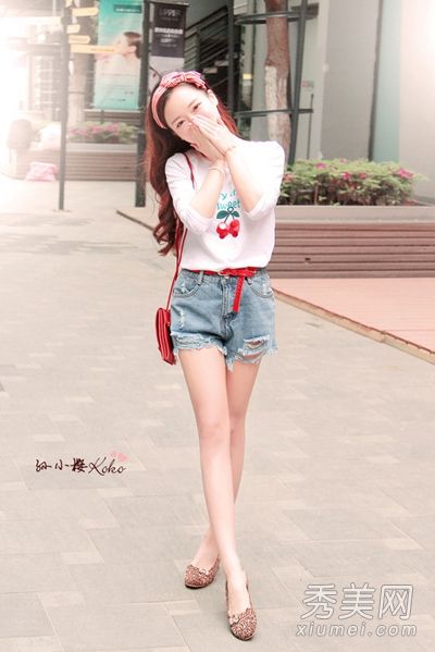 t恤和短裤很常见,明亮的鞋子更漂亮。