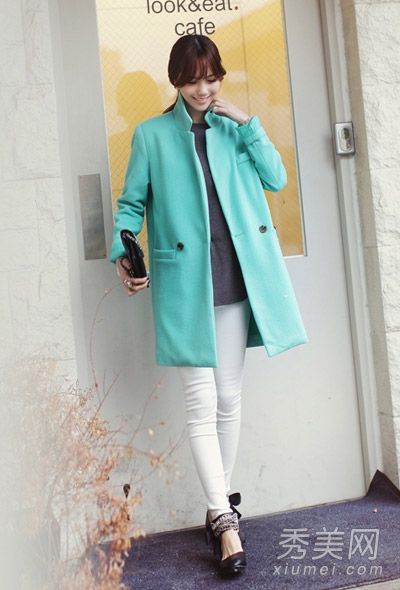 羊毛大衣和紧身裤非常修身，非常相配