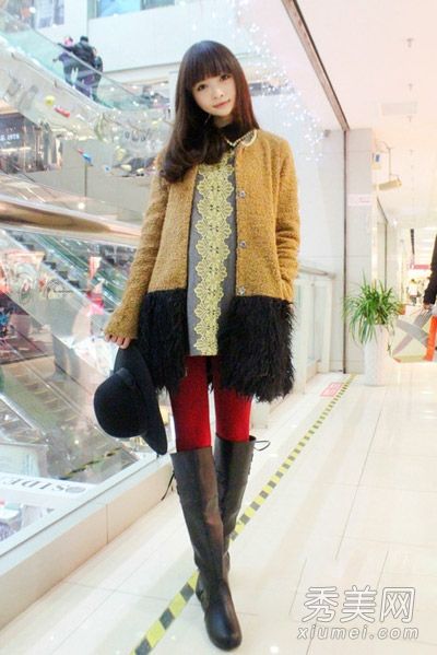羊毛大衣和靴子很简单。外表是最吸引人的。