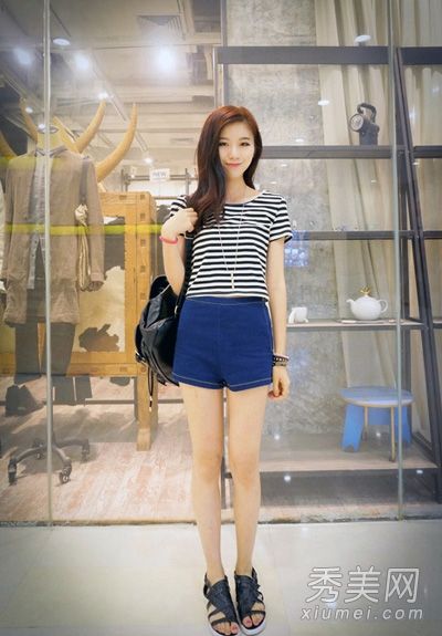 当塞进腰带时，短t恤+牛仔短裤会更苗条。