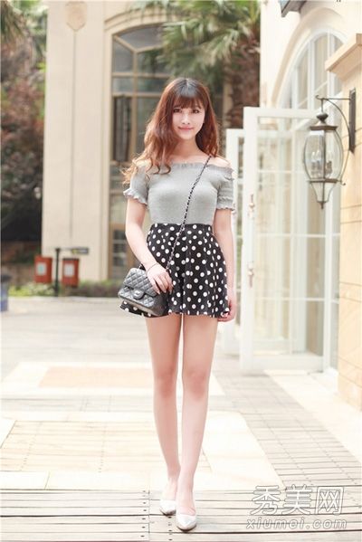 一字领上衣配裙子，裤子配香肩