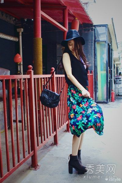 今年夏天流行的半身裙搭配一件气质优雅的衬衫非常漂亮。