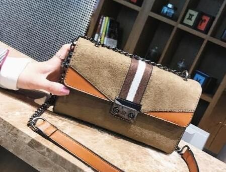 我如何清洁绒面袋?