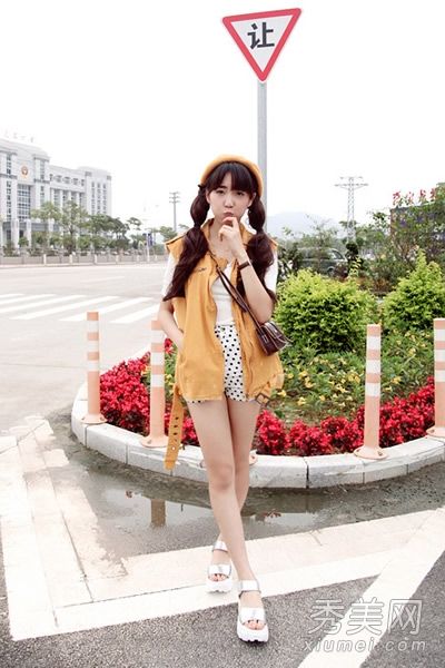 厚底鞋中最通用的裤子和裙子都有款式可供选择。