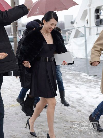 章子怡PK张柏芝女演员展示美丽的裘皮服装