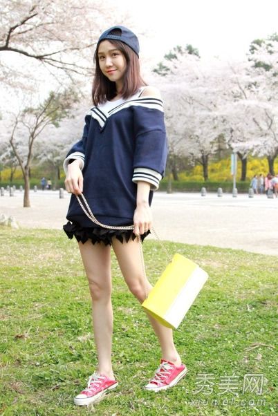 棒球帽和裙子展示了韩凡儿的可爱和可爱