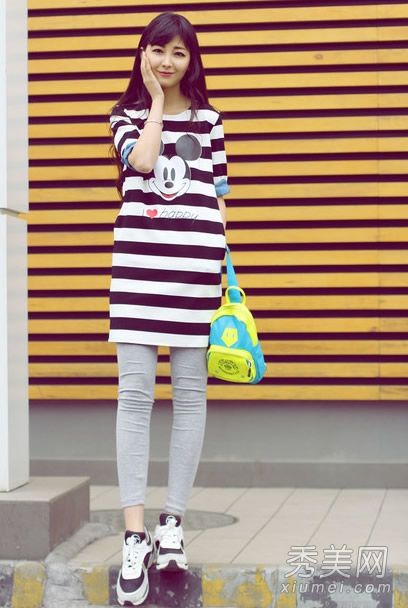 初夏最无忧无虑的时尚是穿裤子和t恤。