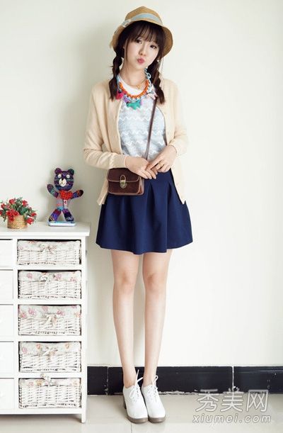 韩凡儿的小白鞋配裙子和裤子，清新迷人。