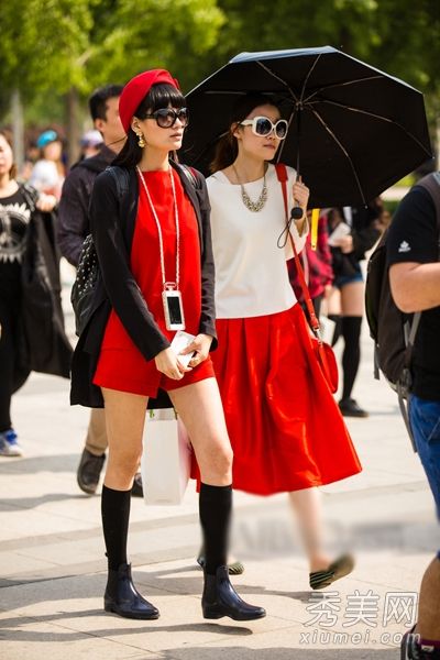 时髦的美女成双成对地去，她们最好的朋友假装在街上，以此来掀起一场轩然大波。