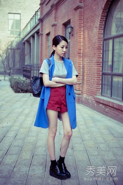 夏季普通t恤配长款马甲，时尚修身。