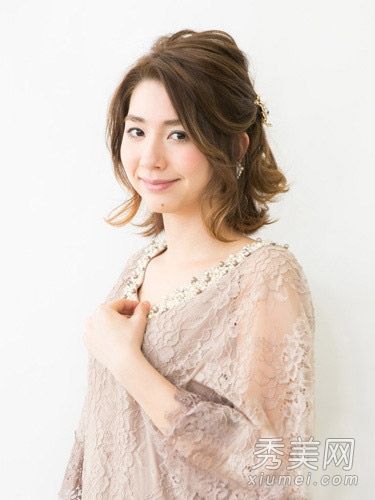 一个30岁的女人适合参加一个扎头发的课程