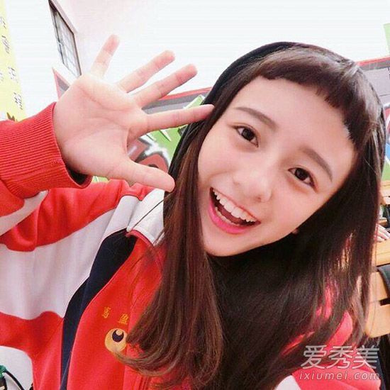 砰的一声直响！剪下的“八字刘海”让每个人着迷。