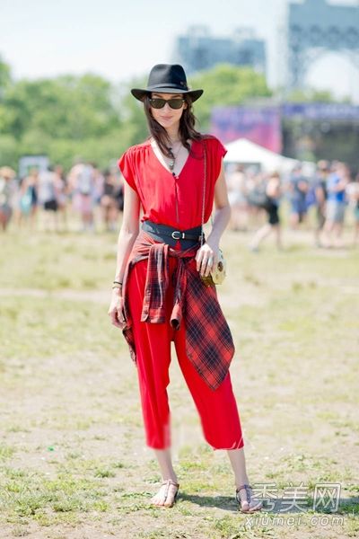 夏天，搭配一条裤子既时尚又简单。