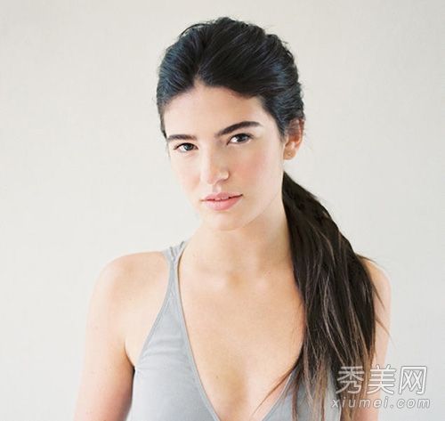 蓬松马尾领带图打造慵懒气质