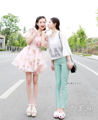 夏天的女孩必须有新鲜和优雅的花裙子是喜欢的