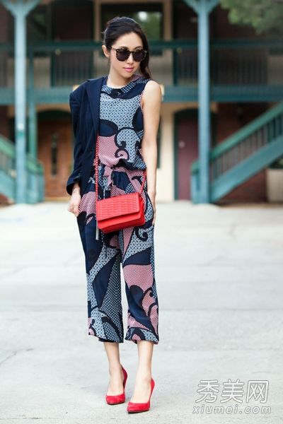 红色大袋子的夏季服装是多才多艺且时尚的。