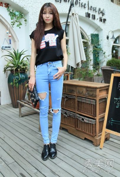 有洞t恤，牛仔，休闲整洁，街头风格