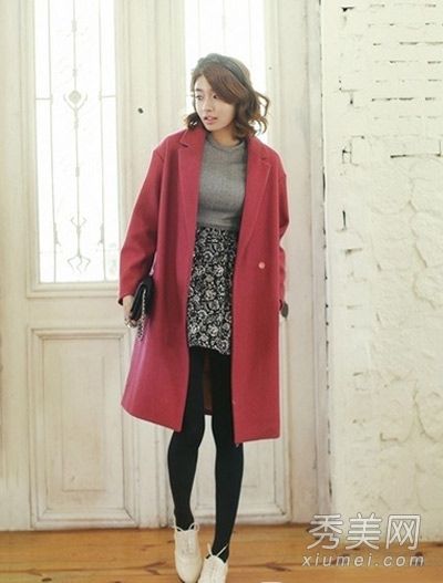 建议在春节相亲时穿上盛装。外套和裙子是最大方的。