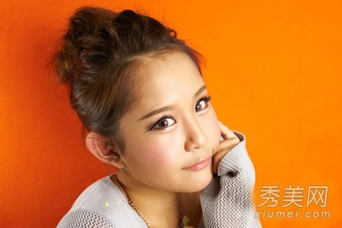 图中展示了绑肉丸头的简单方法,发型可以在一分钟内完成。