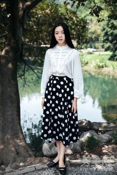 穿过时间的优雅风格的衬衫和长裙