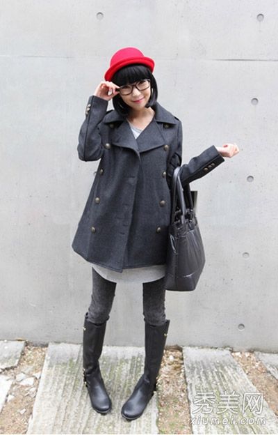 这件外套配有绑腿，可以显瘦。