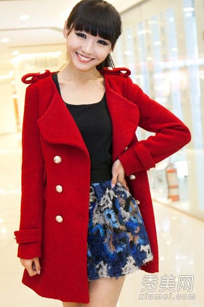 喜庆的红色羊毛外套是新年服装的首选。