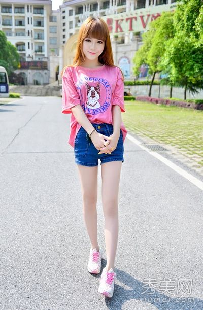 短裤和裙子必须在夏天和t恤搭配才能看起来好看。